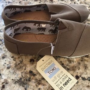 Brand new pair of Toms size 10